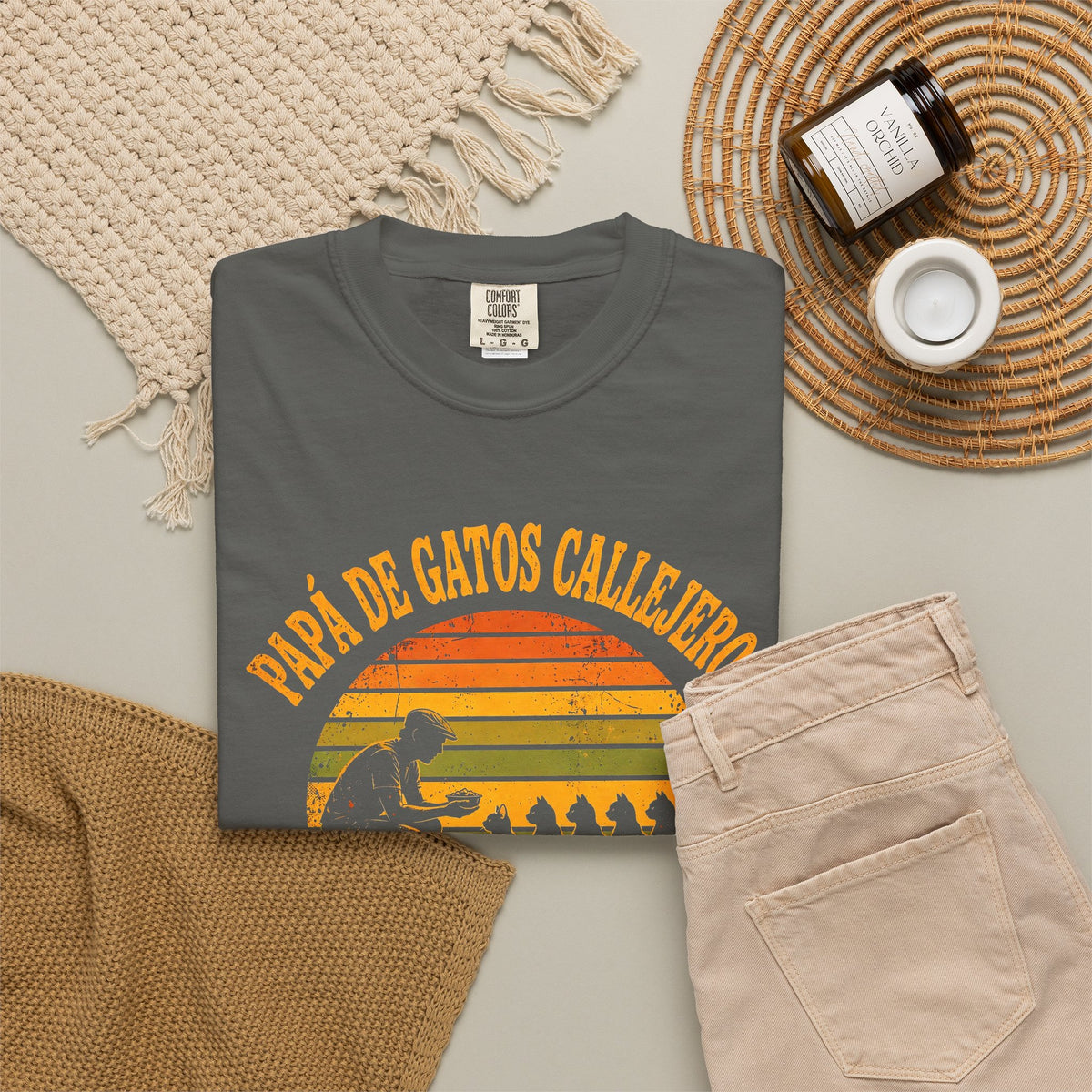 Camiseta Papá de Gatos Callejeros - Atardecer Retro, Desde la Comida de las 5 A.M.
