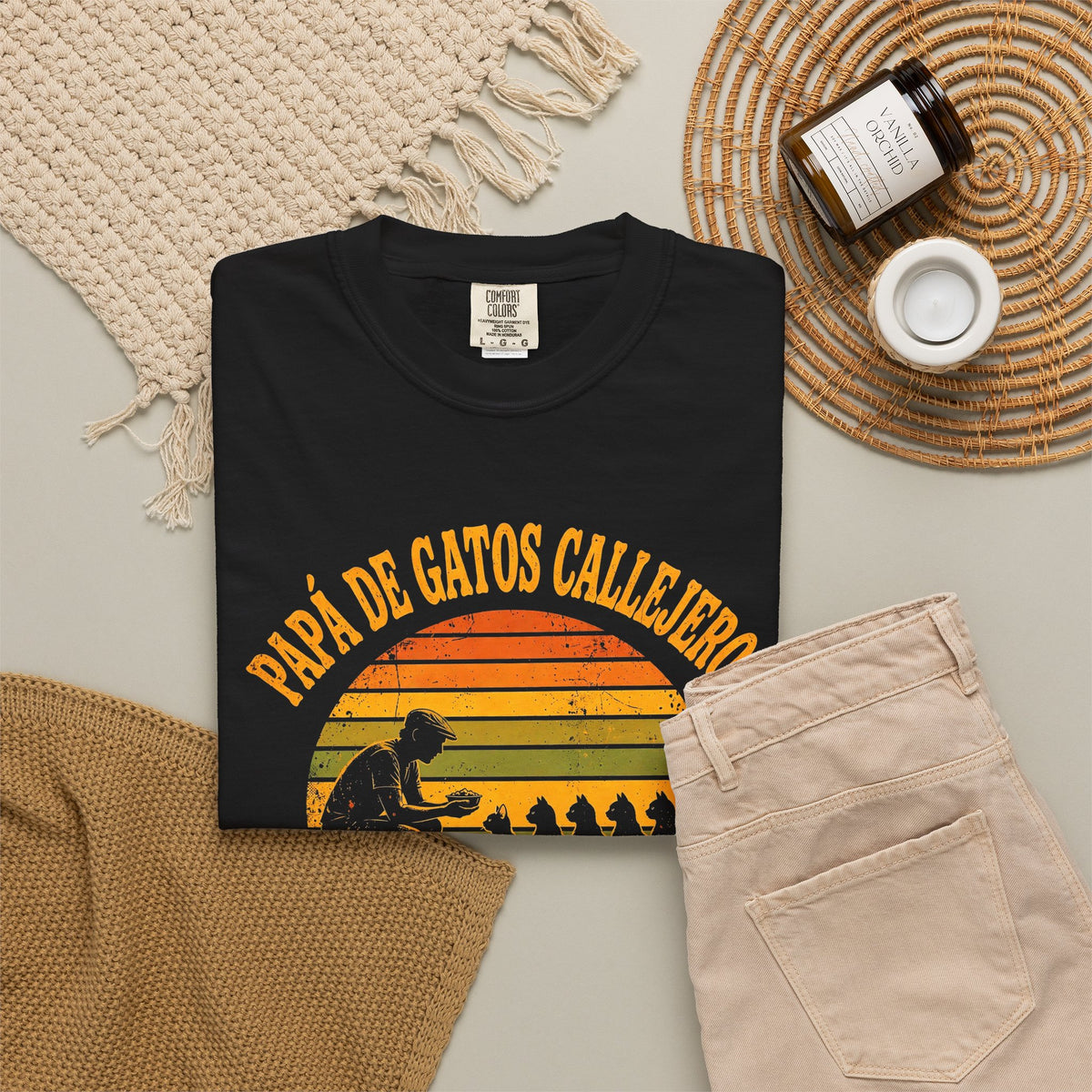 Camiseta Papá de Gatos Callejeros - Atardecer Retro, Desde la Comida de las 5 A.M.
