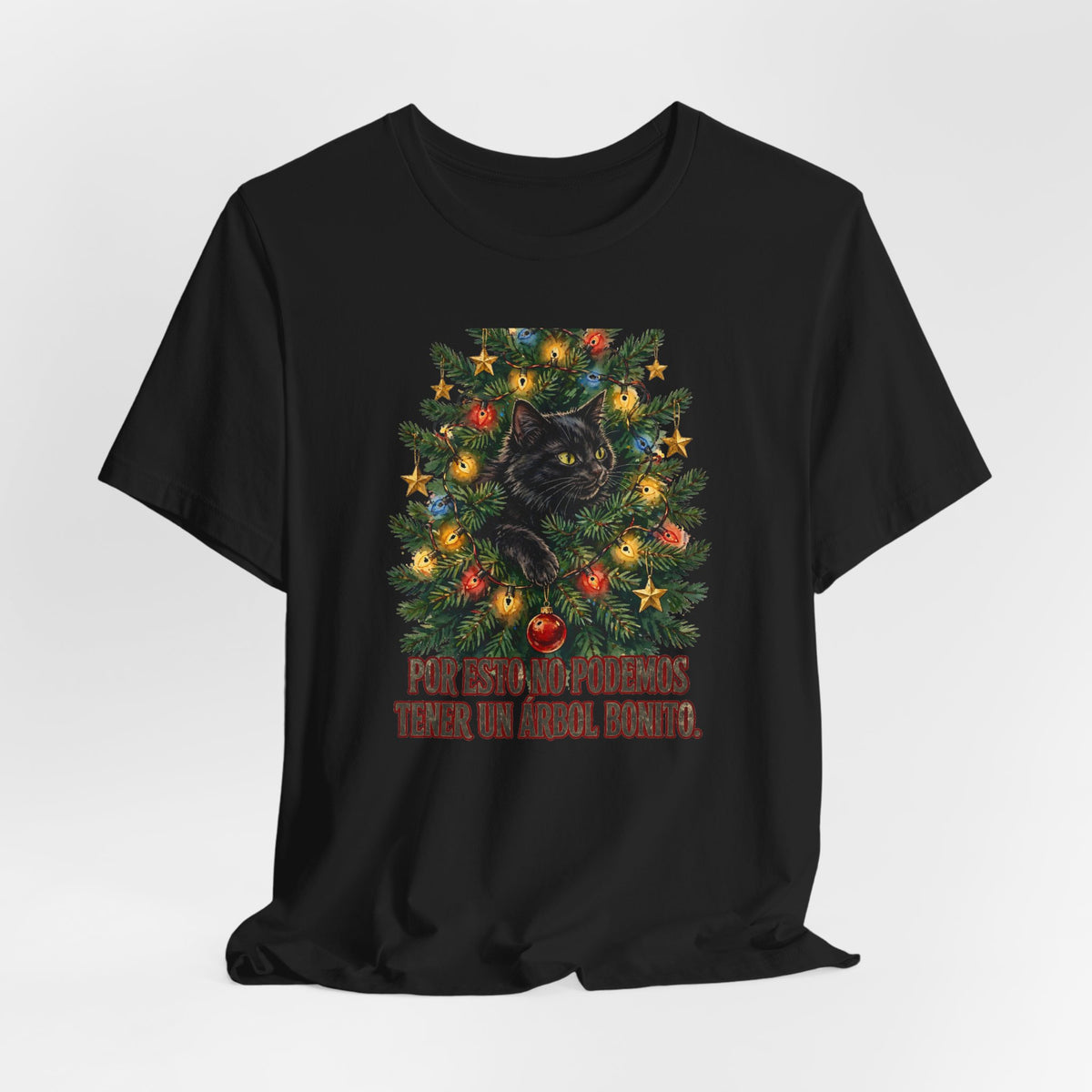 Gato en el Arbol de Navidad - Por Esto No Podemos Tener un Arbol Bonito - Camiseta en Espanol