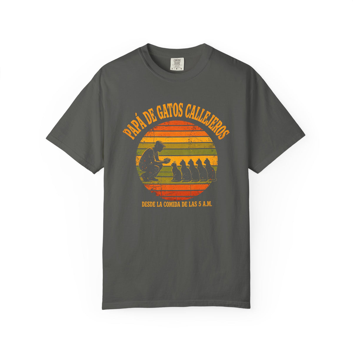 Camiseta Papá de Gatos Callejeros - Atardecer Retro, Desde la Comida de las 5 A.M.