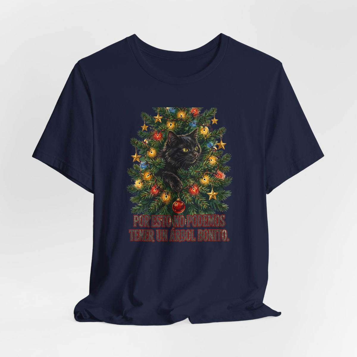 Gato en el Arbol de Navidad - Por Esto No Podemos Tener un Arbol Bonito - Camiseta en Espanol